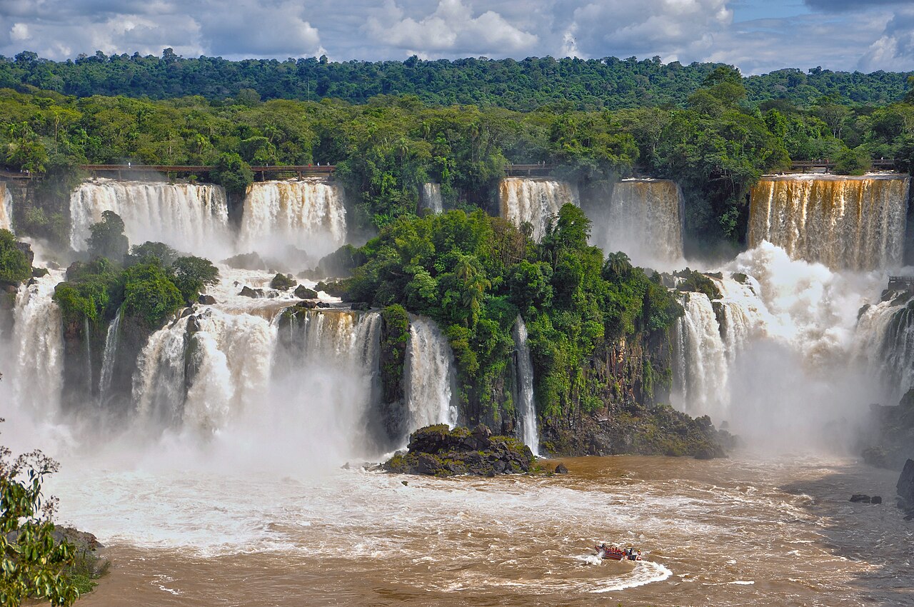 Cataratas do Iguaçu com quedas d'água e floresta