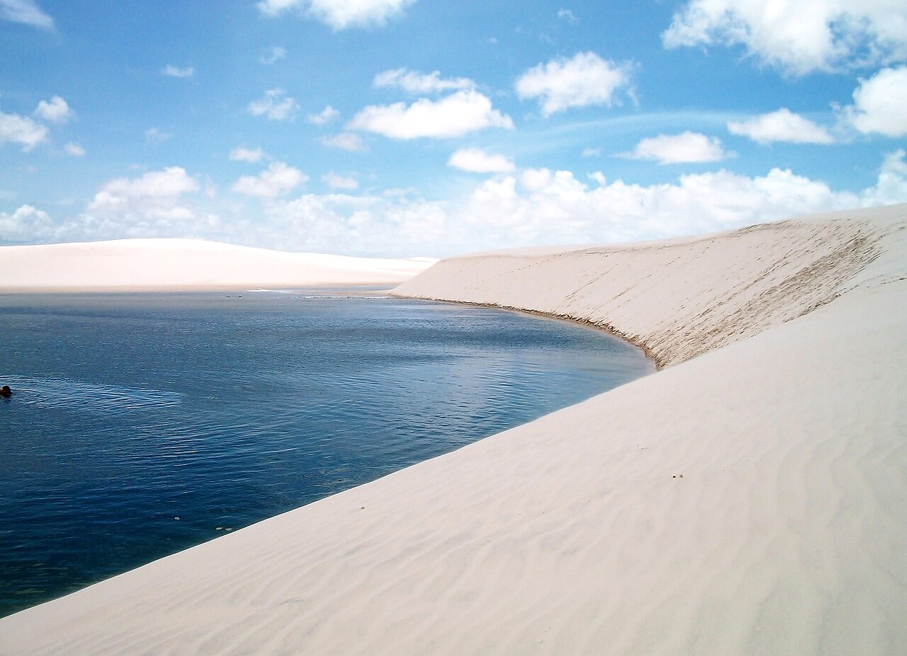 Lagoa entre dunas brancas no Parque Nacional dos Lençóis Maranhenses